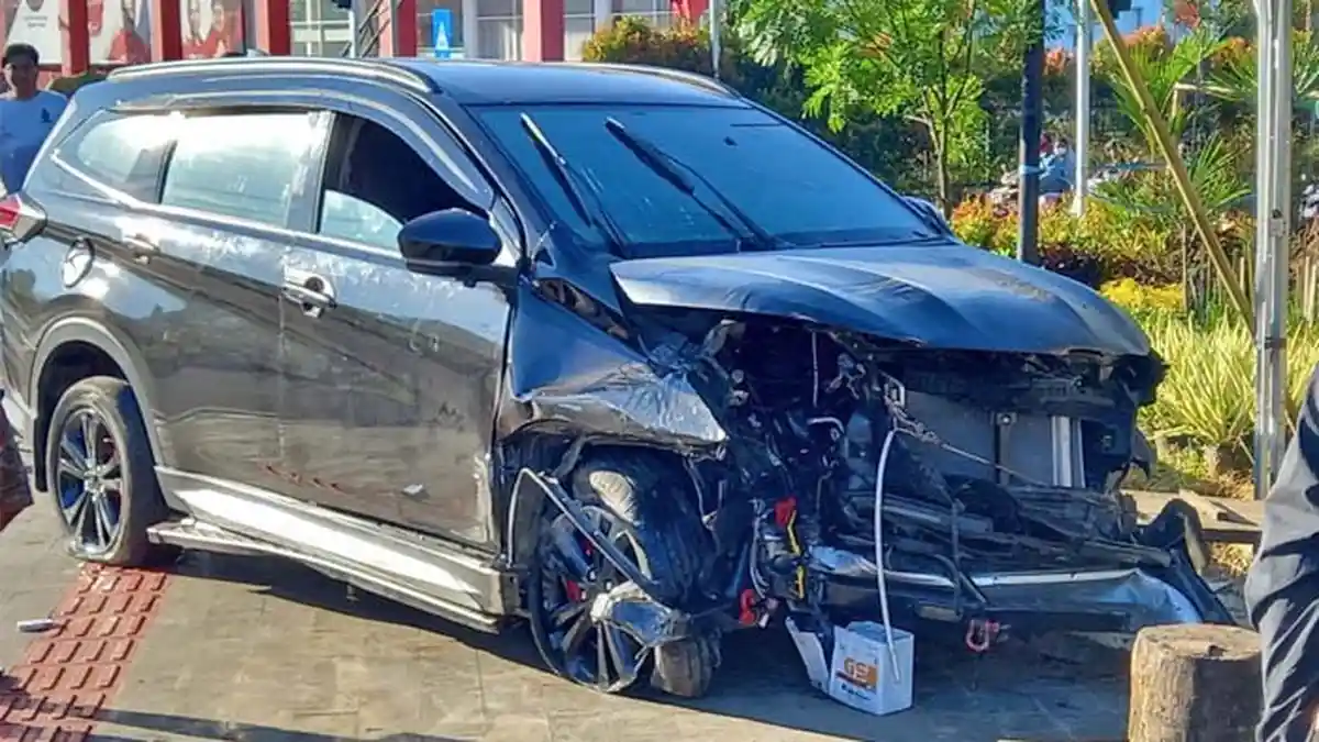 Kecelakaan Mobil di Jalan Ir Soekarno Desa Maumbi, Pengendara Sudah Dibawa ke Rumah Sakit
