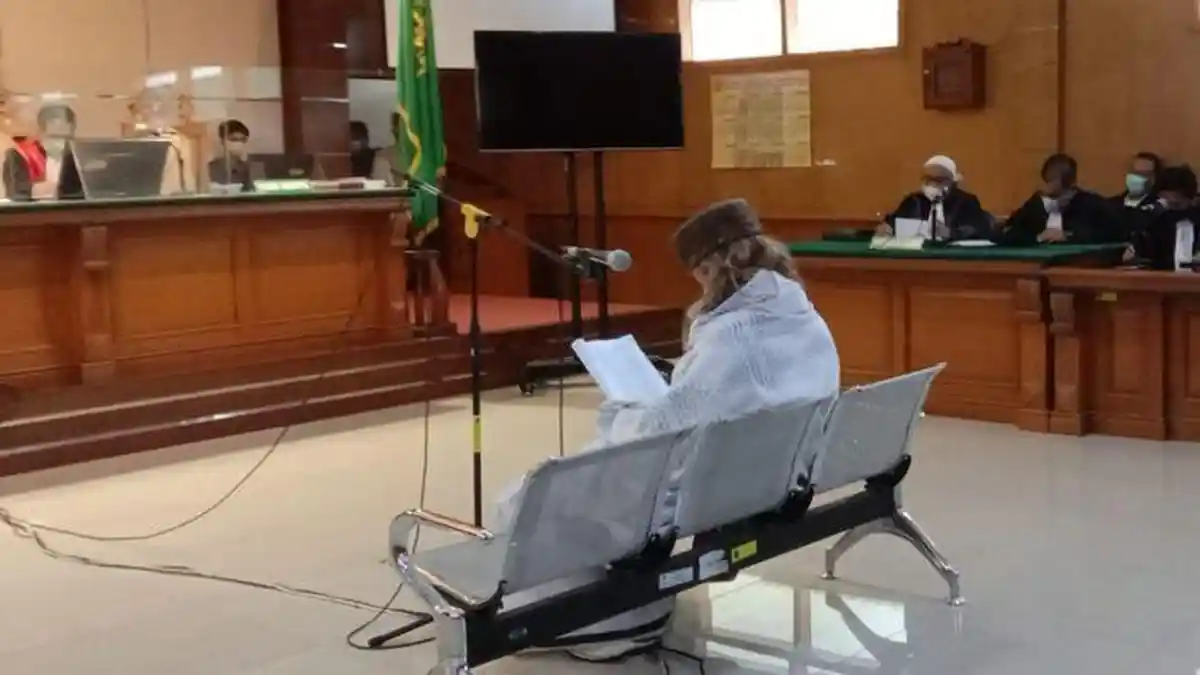 Habib Bahar Hadiri Sidang di Pengadilan Negeri Bandung, Berbaju Serba Putih dan Peci Berwarna Krem 