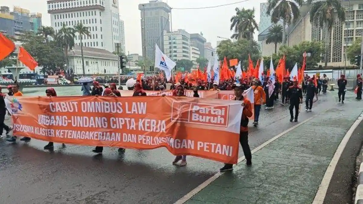 Buruh Gelar Aksi di Jakarta, Tuntut Presiden Prabowo Cabut UU Cipta Kerja