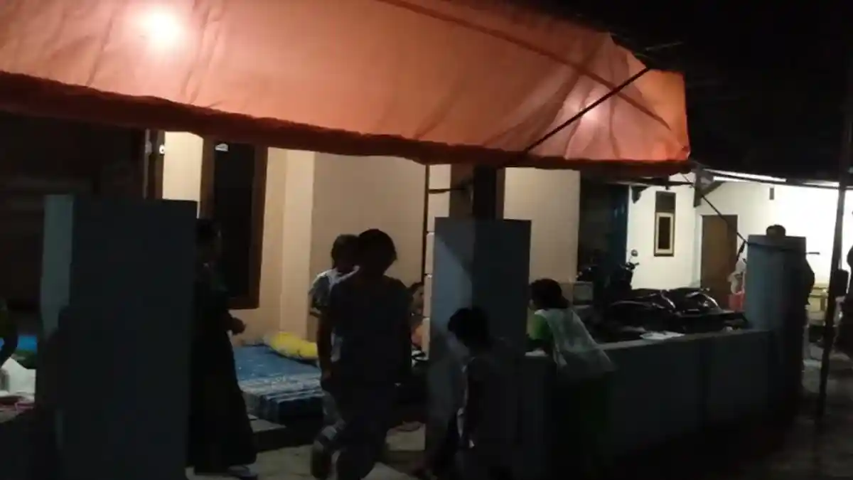 Warga Dampit Malang Trauma Akibat Gempa di Blitar, Takut Tidur Dalam Rumah
