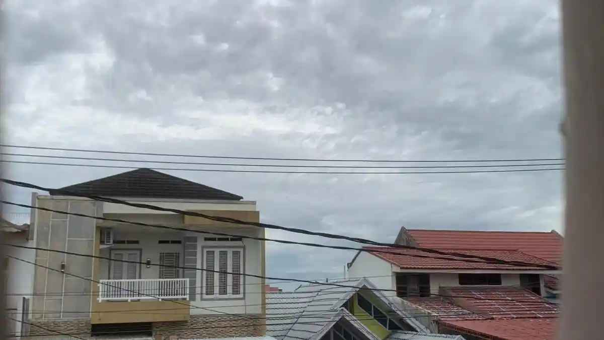 Cuaca 7 Kota di Sumbar Minggu 15 Februari 2026, Didominasi Hujan Ringan