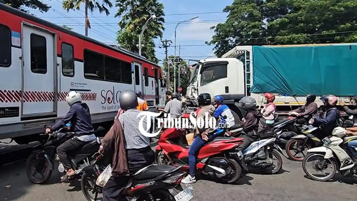 BREAKING NEWS: Truk Tertemper KA Batara Kresna di Solo, Kaca Depan Pecah