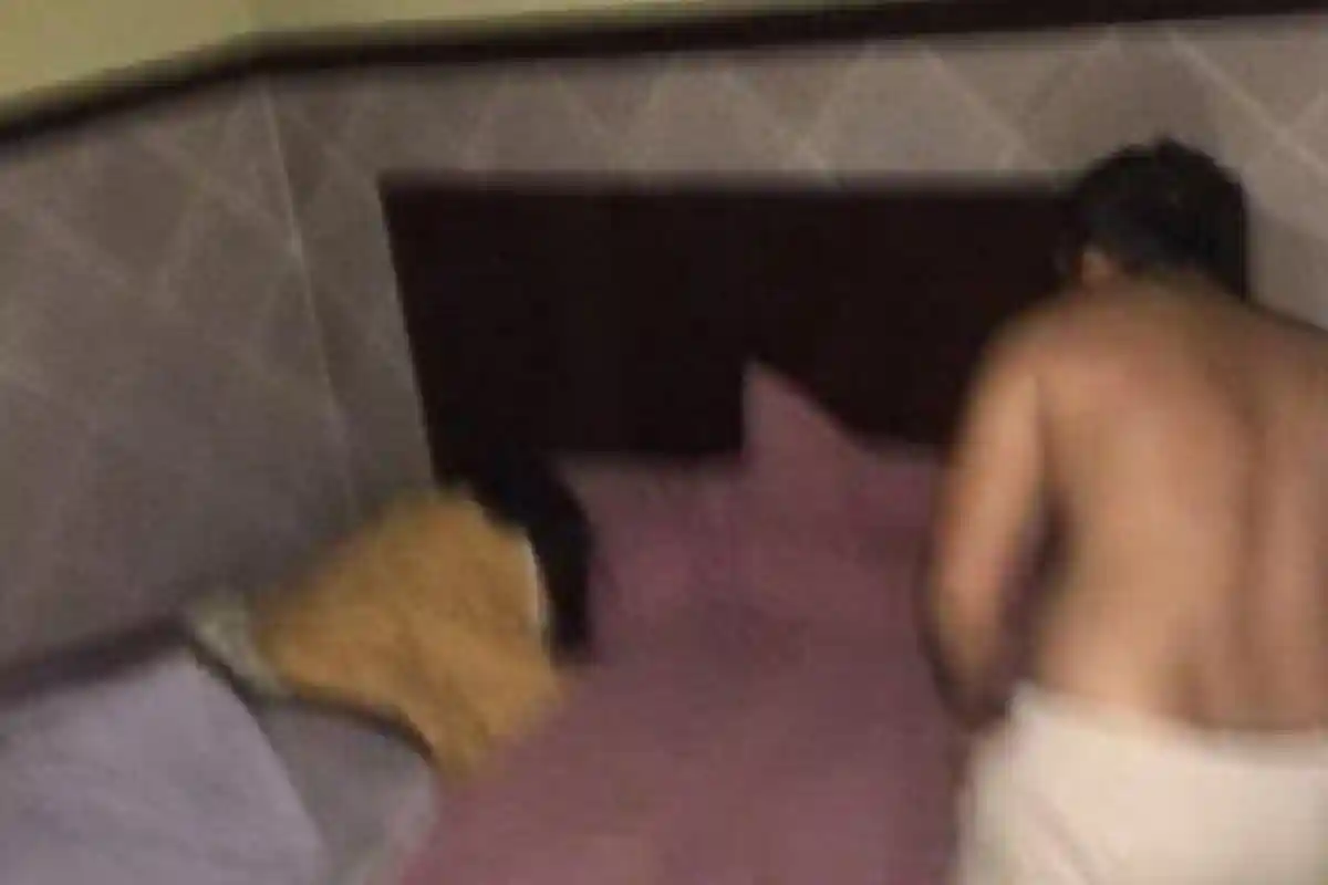 Curiga Dirinya Diduakan, Suami Ajak Warga Grebek Istrinya saat Bersama Pria 50 Tahun dalam Kamar