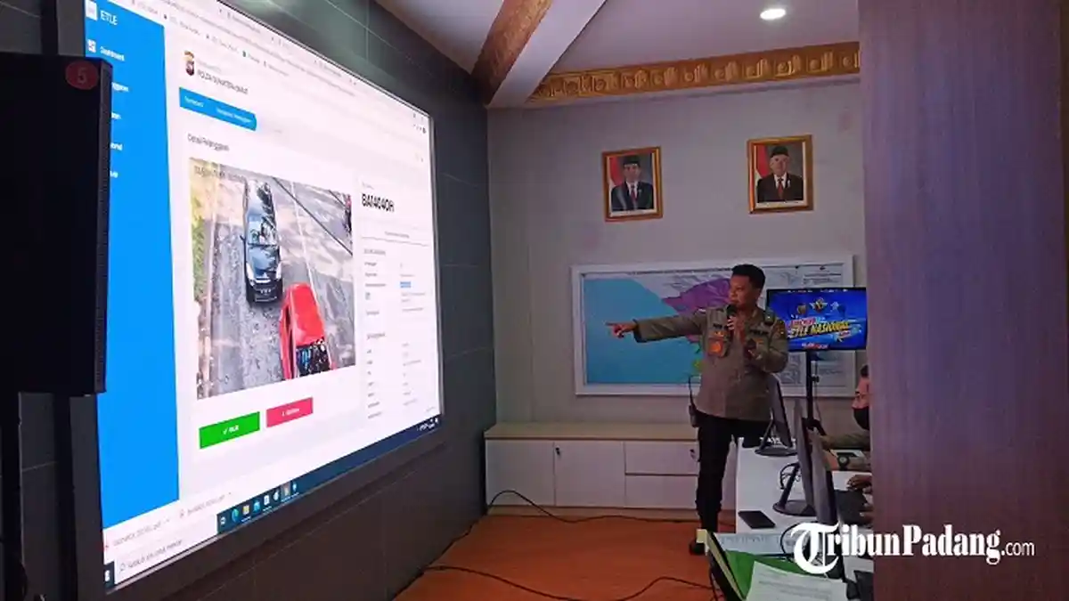 Kapolda Sumbar Launching E-Tilang di Polresta Padang, Langsung Tilang Pengendara Tanpa Safety Belt