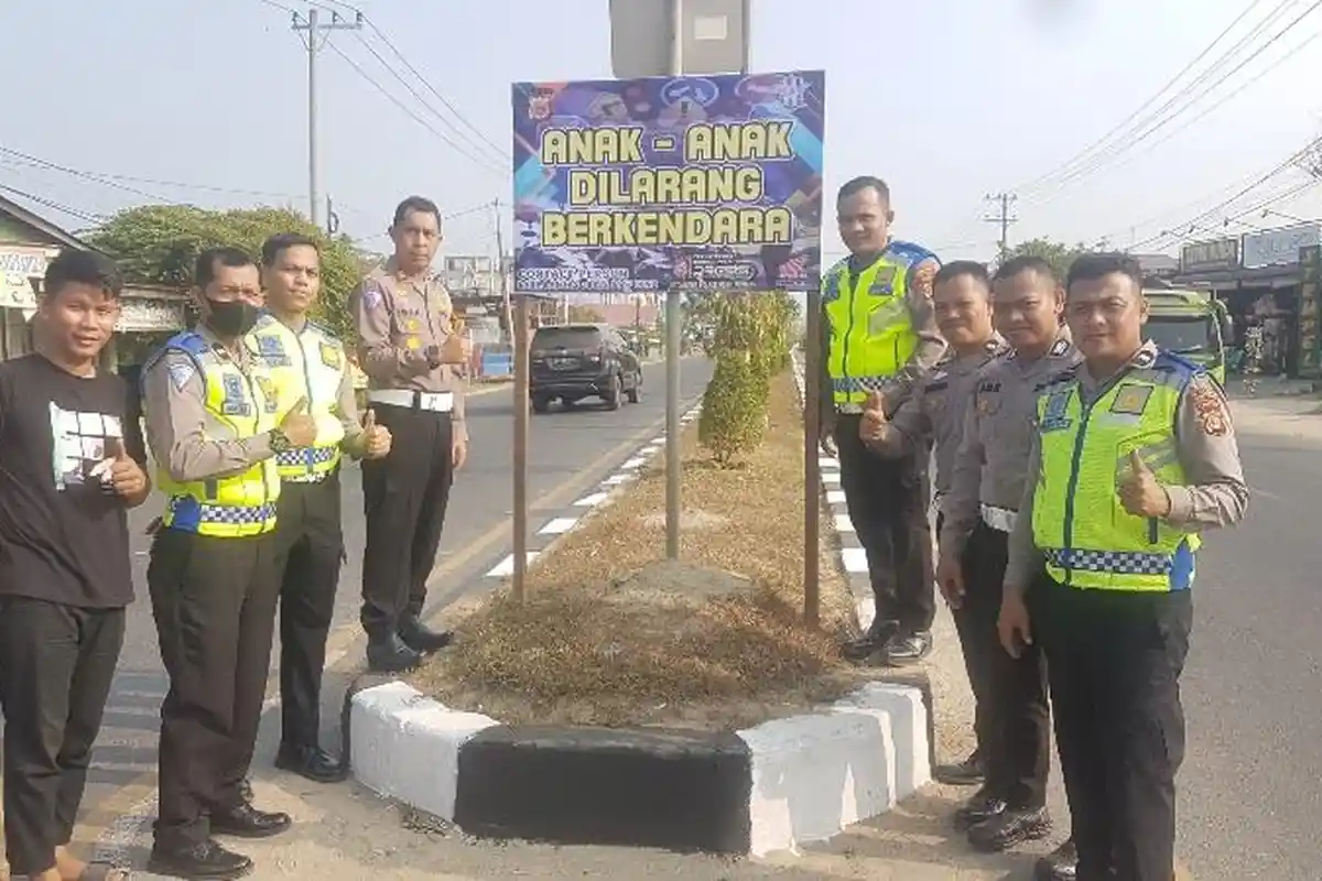 Minimalisir Kecelakaan, Terutama Saat Mudik, Polantas Pasang Spanduk di Median Jalan Aceh Tamiang