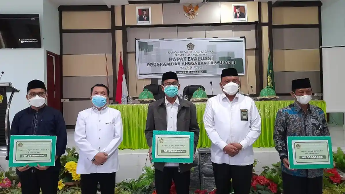 PWNU, Muhammadiyah & Bakomubin Terima Bantuan dari Kanwil Kemenang Sulbar