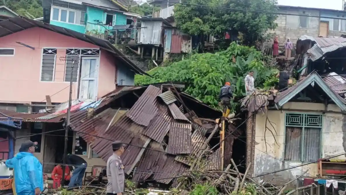 Pohon Kedondong Tumbang, Hantam Kepala Warga Padang saat di Kamar Mandi