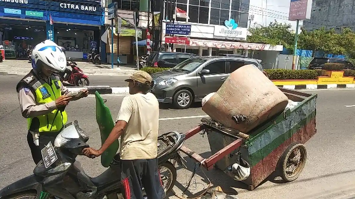 Yakub, Pengendara Motor yang Membawa Gerobak Terjaring Operasi Patuh Menumbing