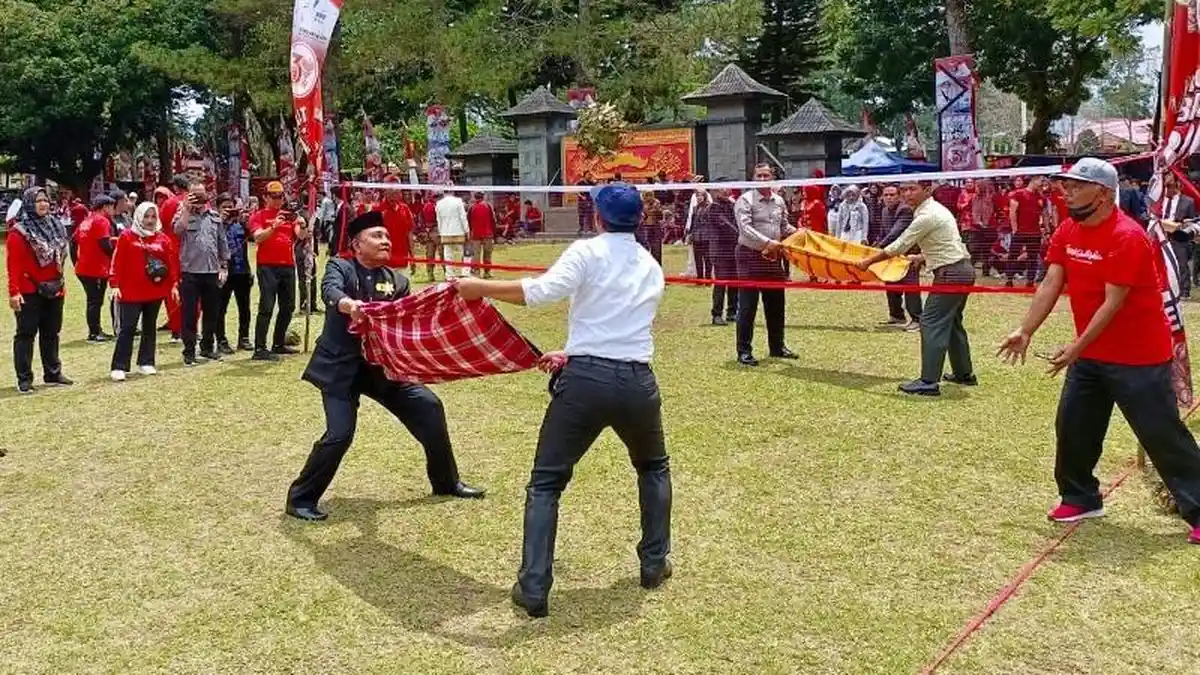 Paku Sugha Olahraga Tradisional Lampung Barat seperti Voli, Pemain Pakai  Sarung