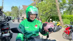 Mak-Netty-Mitra-GrabBike.jpg