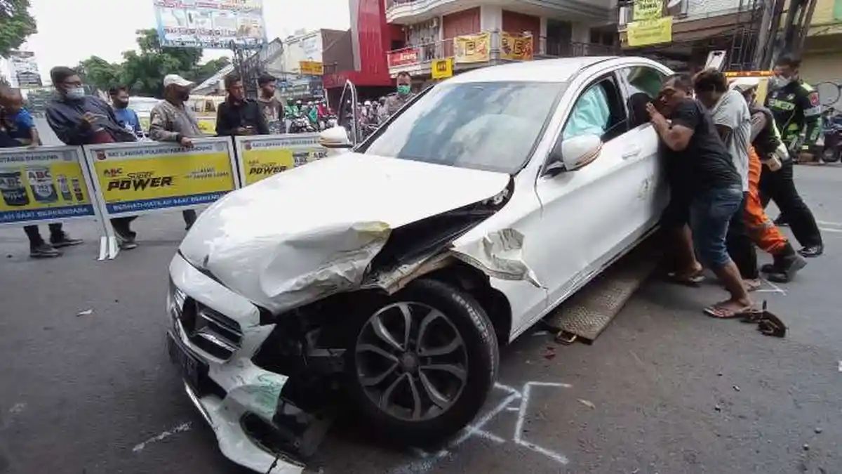 UPDATE Kecelakaan Mobil Mewah dan Angkot di Bandung, Begini Kondisi Korban