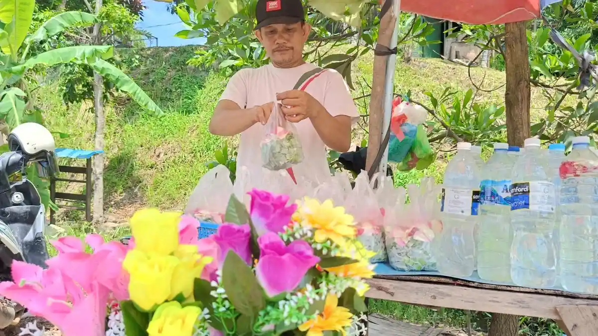 Penjual Bunga Makam Raup Rejeki Lebih Jelang Ramadan, Bisa Bawa Pulang Rp 600 Ribu Sehari