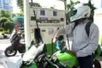 Warga Terpaksa Beli Pertamax di SPBU Surabaya
