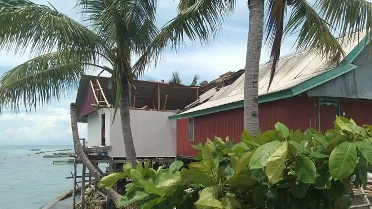 Satu Rumah Warga di Pinggir Pantai Pulau Gala Muna Barat Sultra Rusak Diterjang Puting Beliung