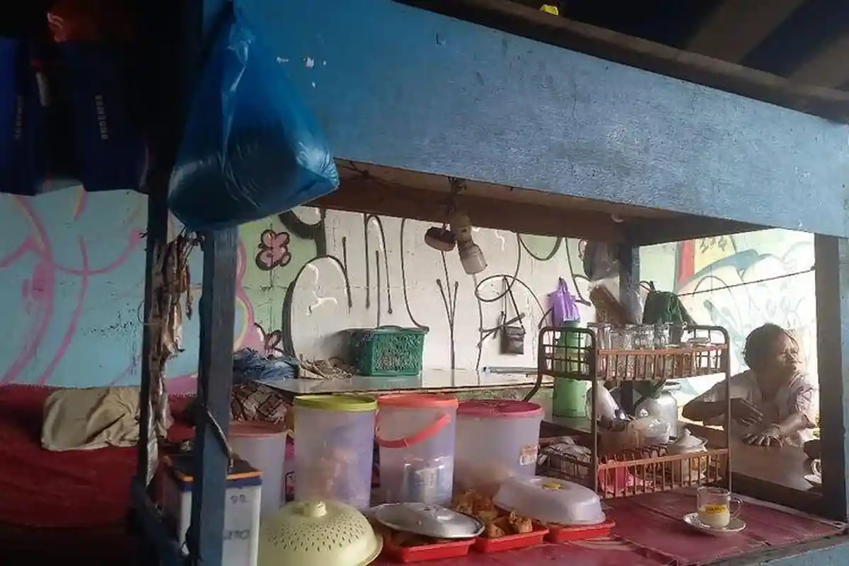 "Saya Miskin Ndak Apa-apa yang Penting Sehat" Sukarti 40 Tahun Hidup di Kolong Jembatan di Semarang