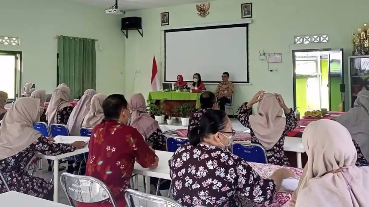 Dokter Rini Kartika Pimpin Apel Pagi dan Diskusi di Puskesmas Garung Wonosobo