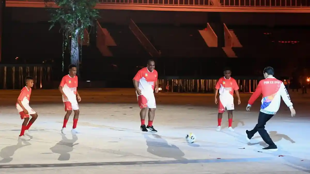 Aksi Main Bola Presiden Jokowi Warnai Pembukaan PON XX Papua