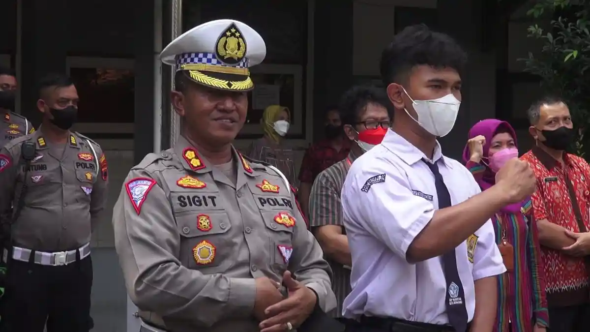 Polri Apresiasi Aksi Spontanitas Pelajar SMP Semarang Melancarkan Arus Lalin Saat Bus Terbakar