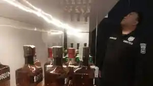 Petugas-memeriksa-keaslian-produk-yang-dijual-di-Pasifik-Drink.jpg