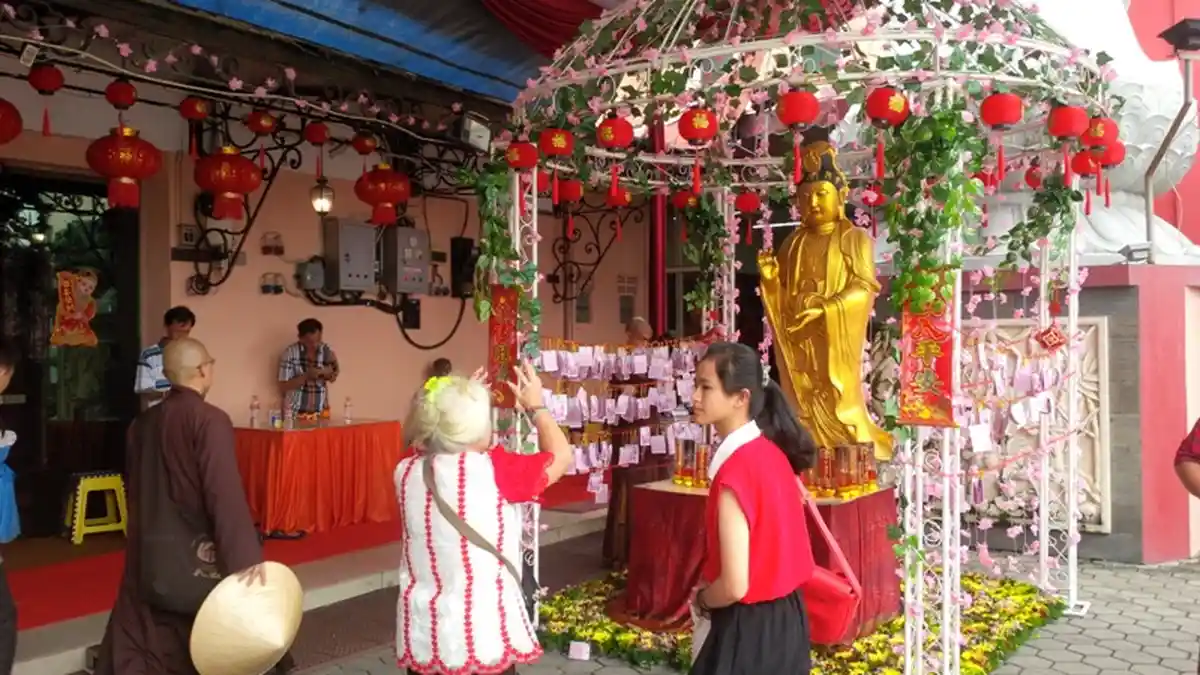 Pernah Jadi Sasaran Teror, Gegana Susuri Vihara Ekayana Sebelum Perayaan Imlek