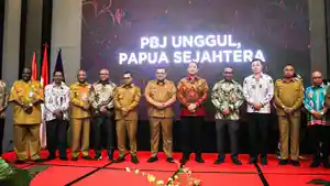 20231023_Hendrar-Prihadi-berfoto-bersama-kepala-kepala-daerah-se-tanah-Papua.jpg