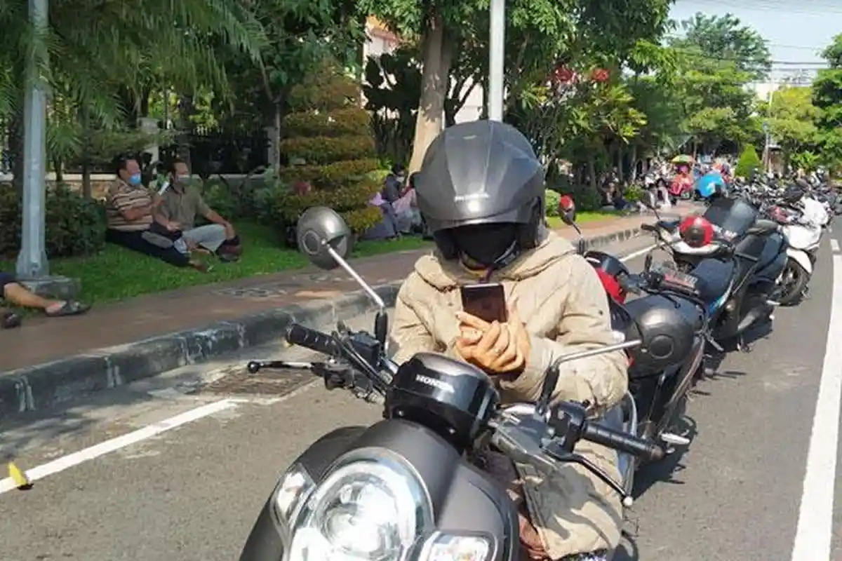 Berburu Uang Baru Jelang Lebaran, Warga Surabaya Rela Antre Sejak Subuh di Depan Kantor BI Jatim