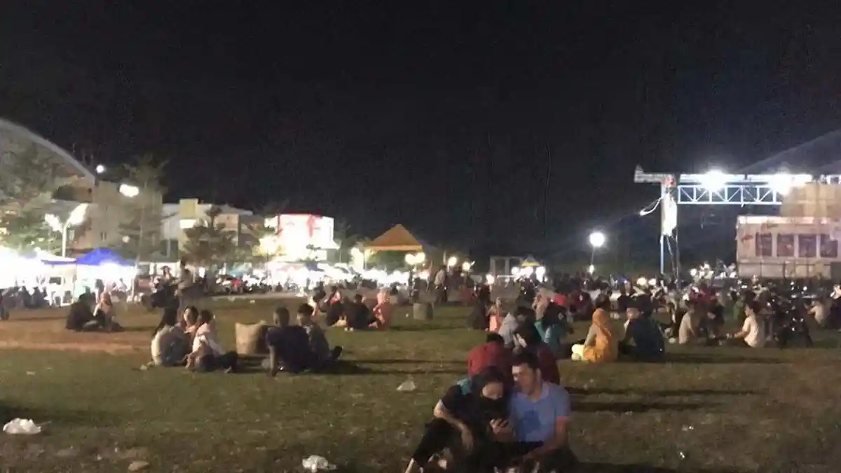 Di Tengah Pendemi Corona, Warga Malah Padati Alun-Alun SP Plaza Sagulung Batam