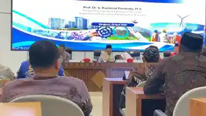 Momen-menteri-rachmat-bercanda-dengan-Wagub-Mian.jpg