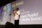 Gubernur Jokowi Terima Penghargaan Social Media Award 2013