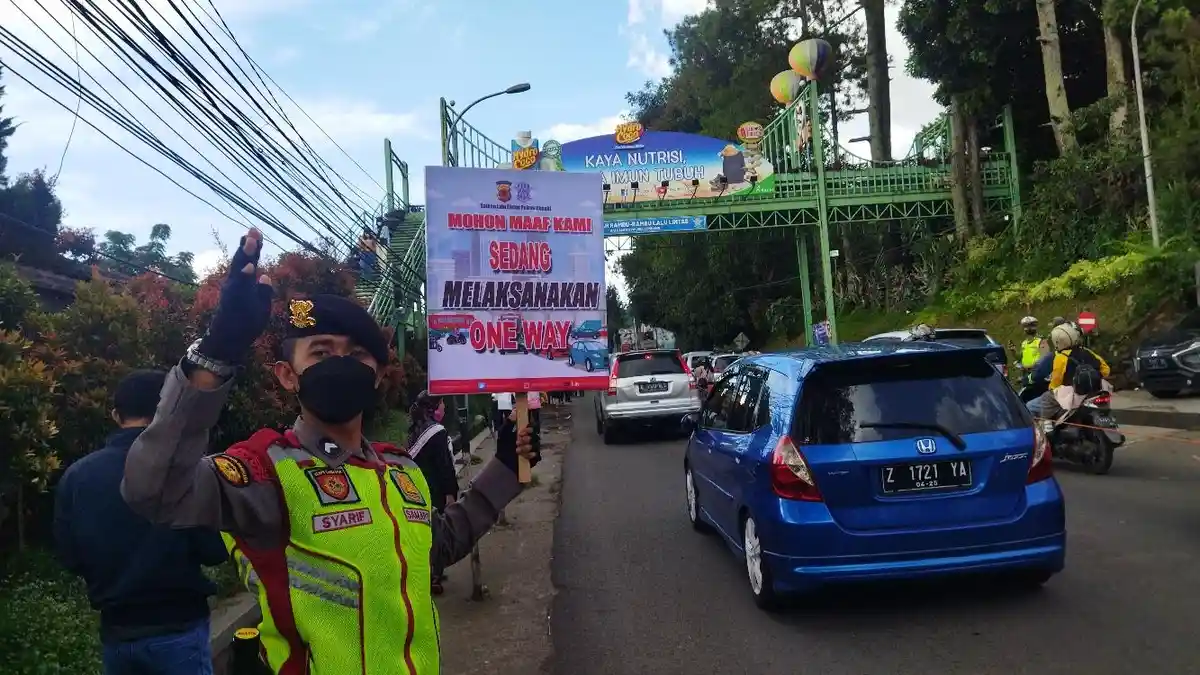 Kawasan Objek Wisata Lembang Diserbu Wisatawan, Polisi Klaim Sistem One Way Efektif Urai Kemacetan