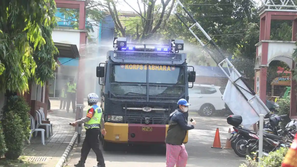 Satgas Covid-19 Sterilisasi Tempat Tinggal Warga Yang Terpapar Covid di Perumahan Bogor Barat  
