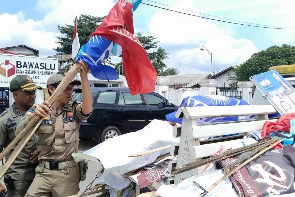 Kerap Bersihkan APK di Pohon, Satpol PP Bandar Lampung Minta Caleg Sadar Diri