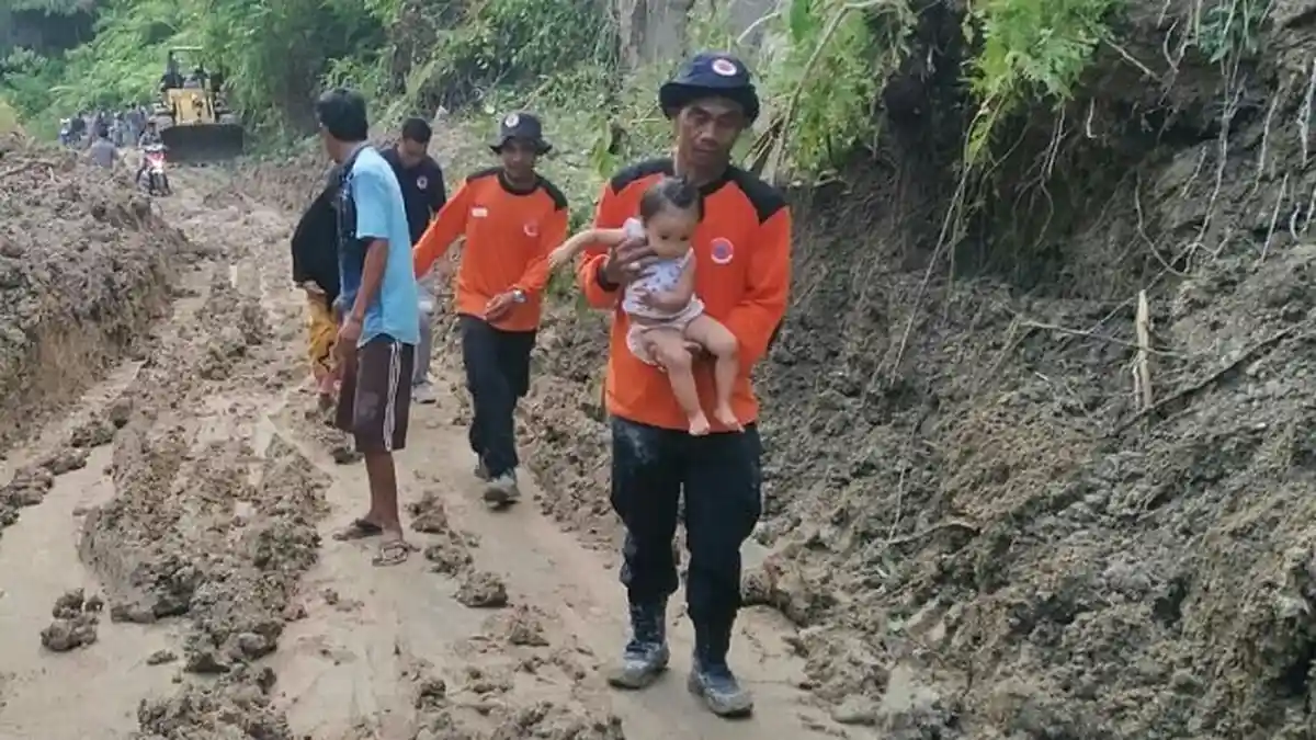 Pemkab Aceh Singkil Kerahkan Dua Alat Berat Bersihkan Longsor di Jalan Menuju Trans Cikala