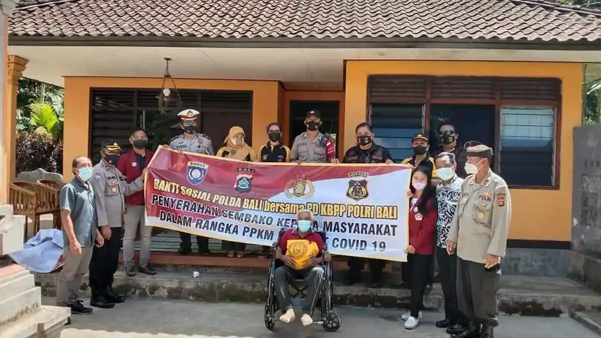 Bakti Sosial di Bangli, Polda Bali dan KBPP Bagikan Paket Sembako, Masker, hingga Kursi Roda