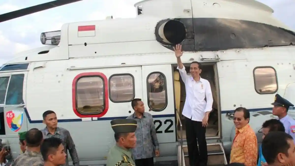 Naik Heli Super Puma Jokowi Kunjungi Korban Sinabung di Karo