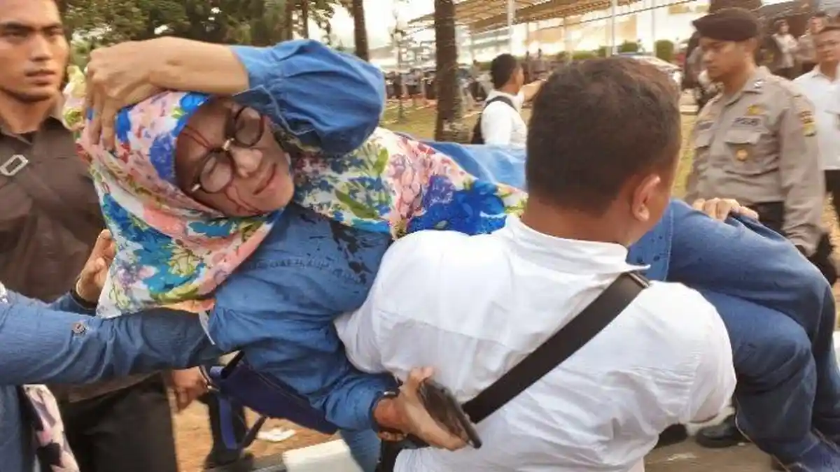 Mahasiswa Dobrak Gerbang DPR, Polisi Tembakkan Gas Air Mata