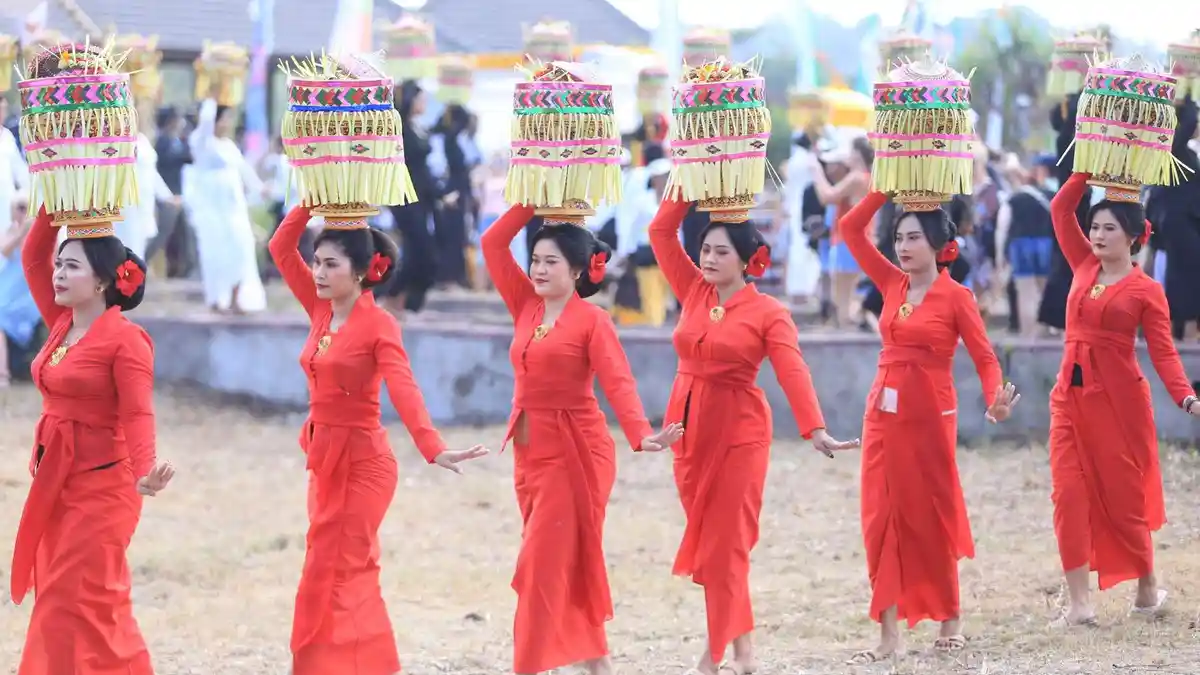 Festival Nusa Penida Dibuka Ritual Pakelem, Pentas 1.000 Penari di Terik Matahari
