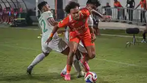 Persiraja-Banda-Aceh-dan-PSMS-Medan-saling-berebut-bola-dalam-laga.jpg