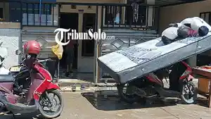 warga-membersihkan-bekas-banjir-di-boyolali.jpg