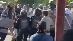 Tangkapan-layar-video-viral-di-WhatsApp-saat-pedemo-dikeroyok-polisi.jpg