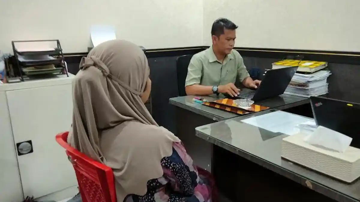 Emak-emak Viral Tampar Bhabinkamtibmas di Makassar Dijemput Polisi