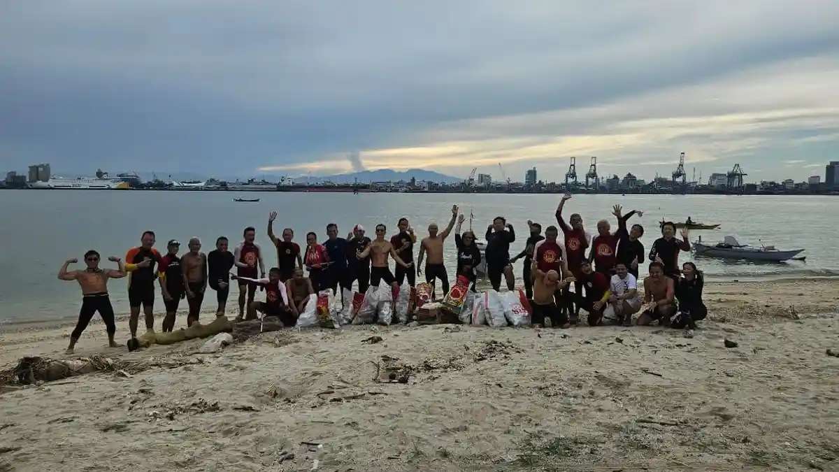 MWC Bareng Kopel Bersih-bersih Pantai di Pulau Gusung Makassar
