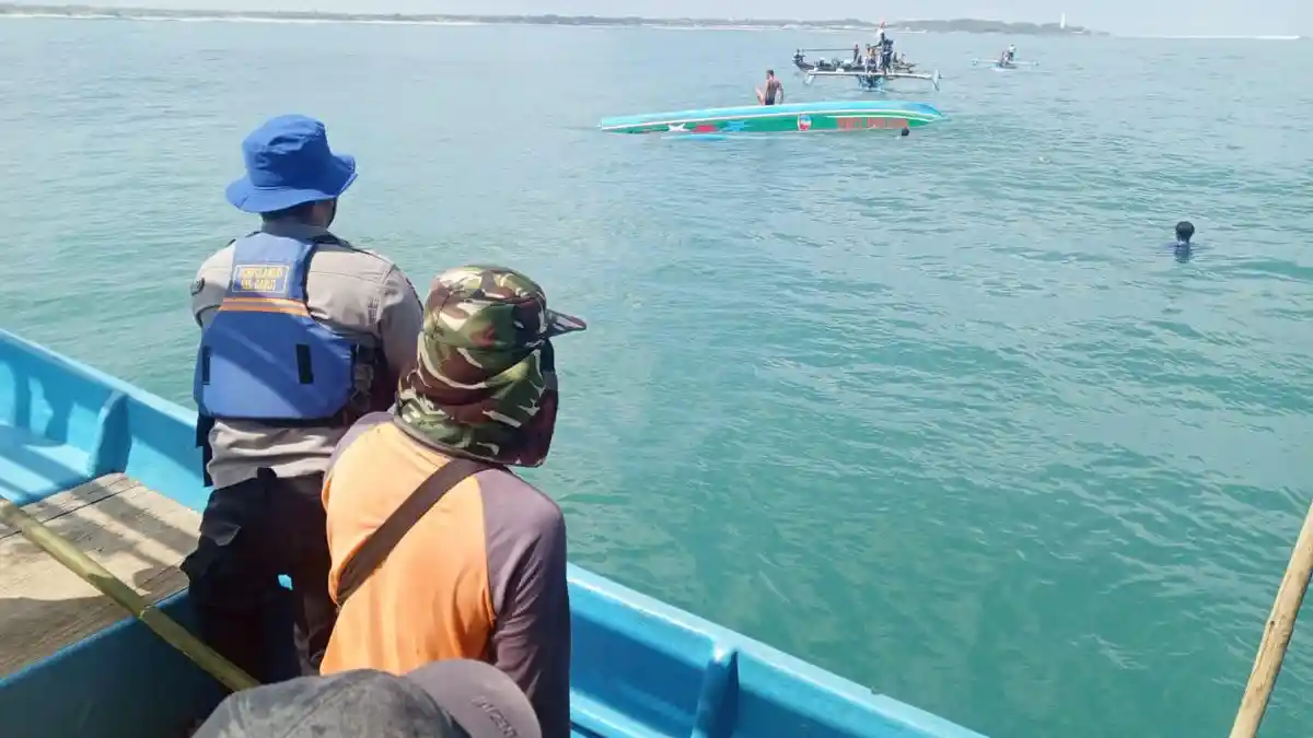 Kapal Nelayan Terbalik Akibat Cuaca Ekstrem di Laut Garut, 10 Orang Selamat dari Maut