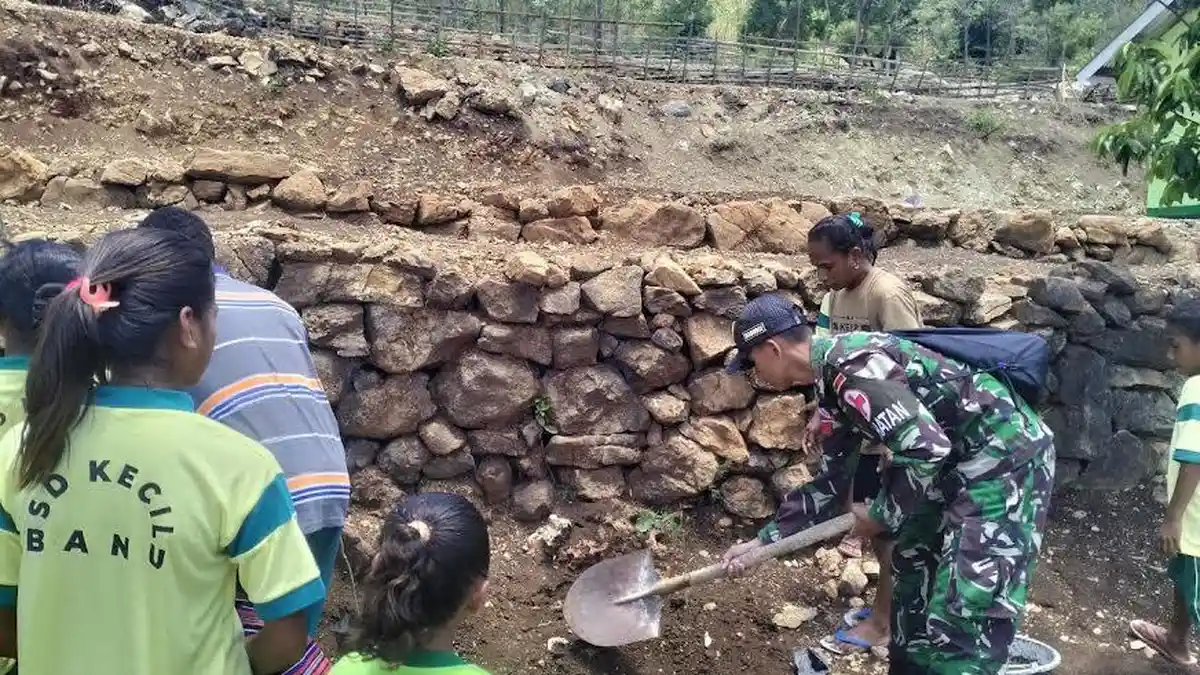Satgas Pamtas RI-RDTL Sektor Barat Yonarhanud 15/DBY Pos Oelbinose Tanam Pohon