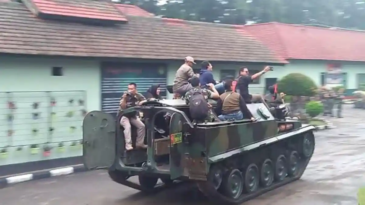 Sensasi Berkeliling Markas Batalyon Armed 4/105 GS Naik Kendaraan Pengangkut Personel Lapis Baja
