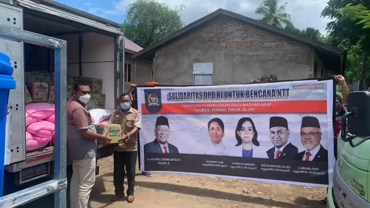 DPD RI Serahkan Bantuan kepada Korban Bencana NTT