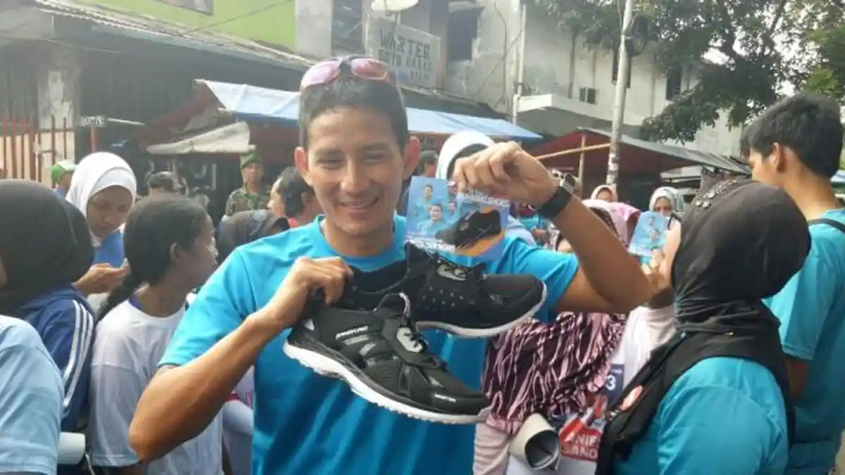 Sandiaga Uno Bergaya Trendy, Pakai Baju Dinas dan Sepatu Kets