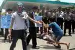 Demo di Depan SPBU Petronas