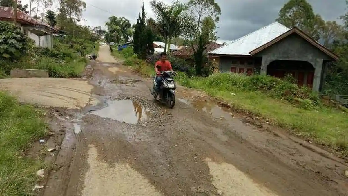 Jalan di Waso Ruteng Berubah Menjadi Kubangan