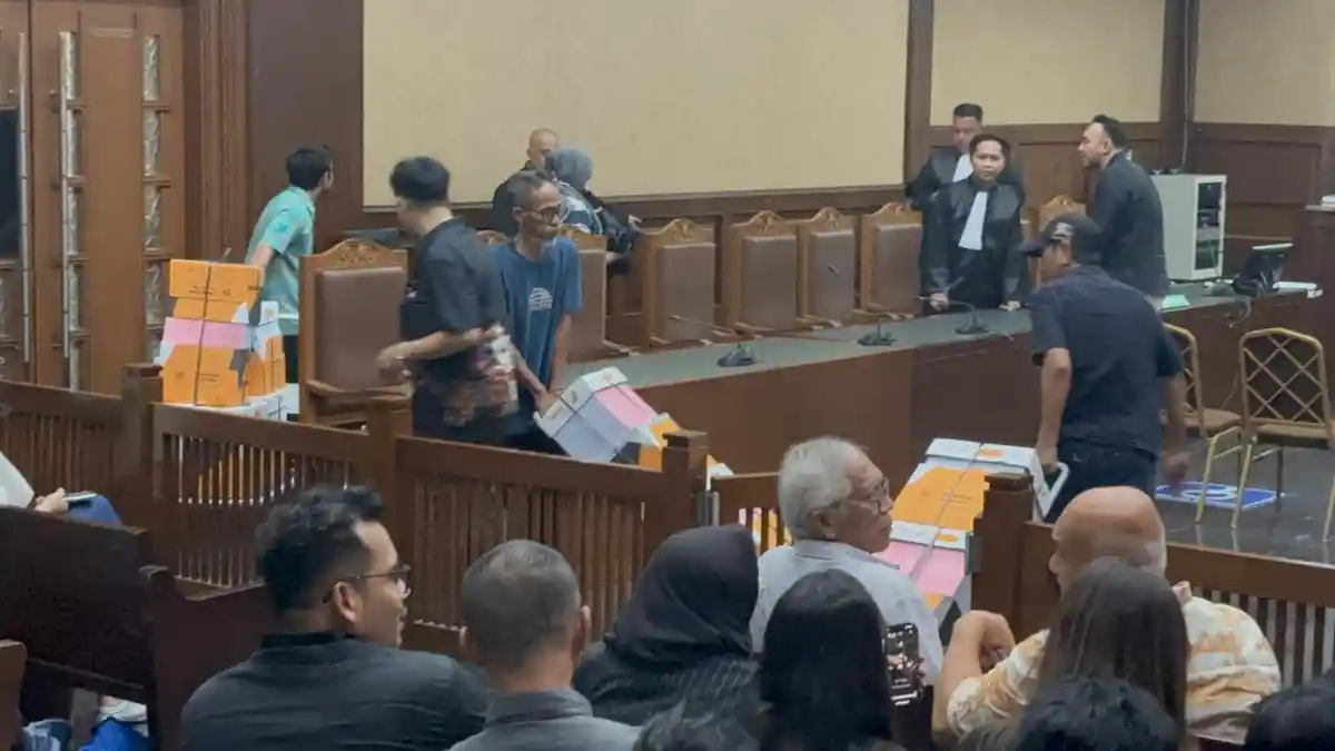 Berkas Tuntutan Kasus Minyak Mentah Kerry Riza Dkk Diangkut 3 Troli ...